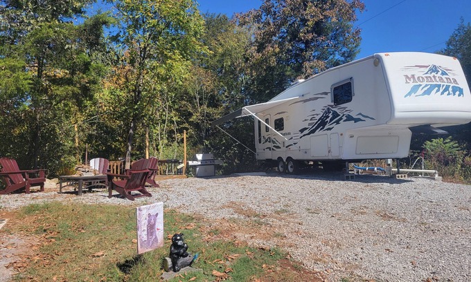 Jefferson County Apartamento | Smokey Mountain hideaway camper with waterfall