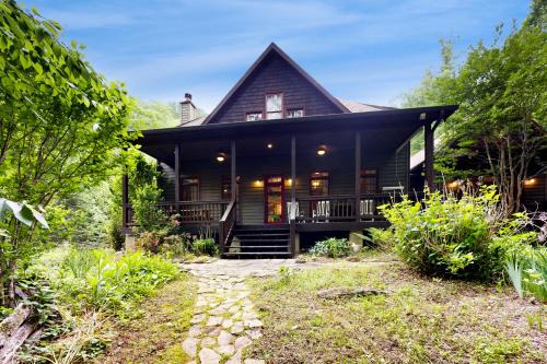 Almond Casa | Smokey Mountain Getaway