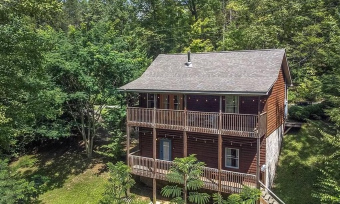 Cosby Casa | Smokey Mountain Retreat, hot tub, game room, sleeps 8!