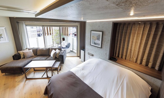 Hiroshima City Centre Hotel | Smoking Suite double room with balcony with bat / Hiroshima Hiroshima