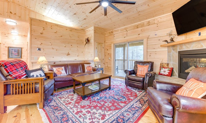 Hartford Cabina | Smoky Mountain Cabin Rental w/ Hot Tub & Views!