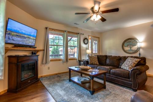 Cherokee Casa | Smoky Mountain Cabin by Tuckasegee River!