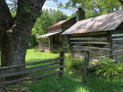 Sevierville Casa | Smoky Mountain Romantic Handcrafted Cabins