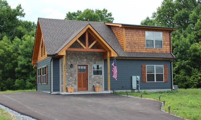 Cosby Cabina | Smoky Mountains Cabin w/ Hot Tub & Cozy Fireplace