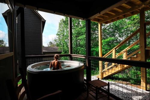 Sevierville Casa | Smoky Mtn Cabin New Deck Bunks Hot Tub Game Room