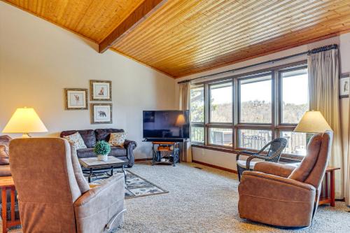 Gatlinburg - Pigeon Forge Casa | Smoky Mtn Views Spacious Home Near Natl Park!