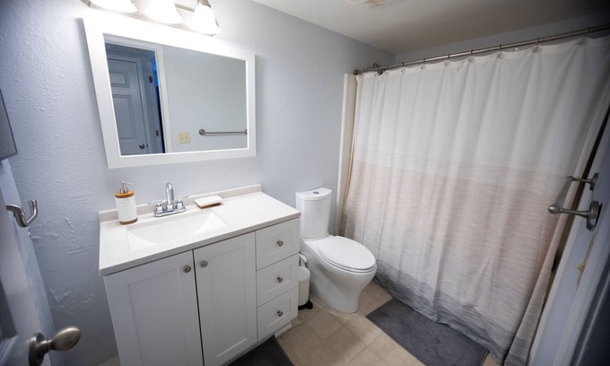 Lindridge-Martin Manor Condominio | Smooth 2/2 Condo in Buckhead, centrally located!