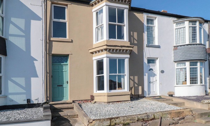 Marske-by-the-Sea Cabaña | SMUGGLER'S HATCH, pet friendly, with a garden in Marske-By-The-Sea