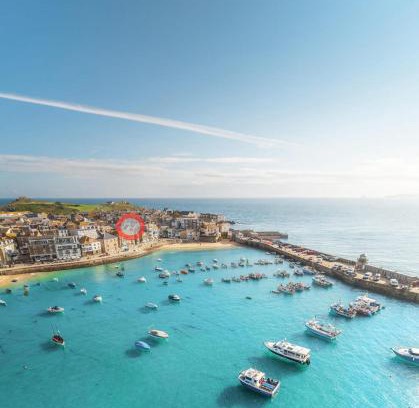 St Ives Apartamento | "SMUGGLERS HIDE" & "SMUGGLERS CABIN" - A 2 Bedroom FISHERMANS COTTAGE with Childs Bunk and HARBOUR VIEWS - and also a private entrance connecting 1 BED STUDIO - 10 Metres To Sea Front - 2023 GLOBAL REFURBISHMENT AWARD WINNER