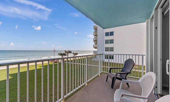New Smyrna Beach Condominio | Smyrna Beach Club 208A Roomy Condo Delight