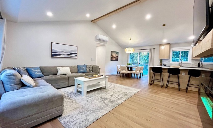 East Renton Highlands Casa | Snap-Worthy Cliffside Modern 4bed/2Bath Home w/AC, WIFI & Plenty of Parking!