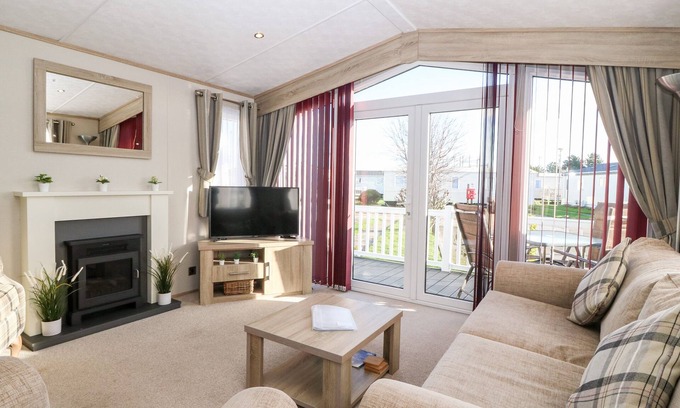 St George Cabaña | SNAPE LODGE, pet friendly, with pool in Towyn