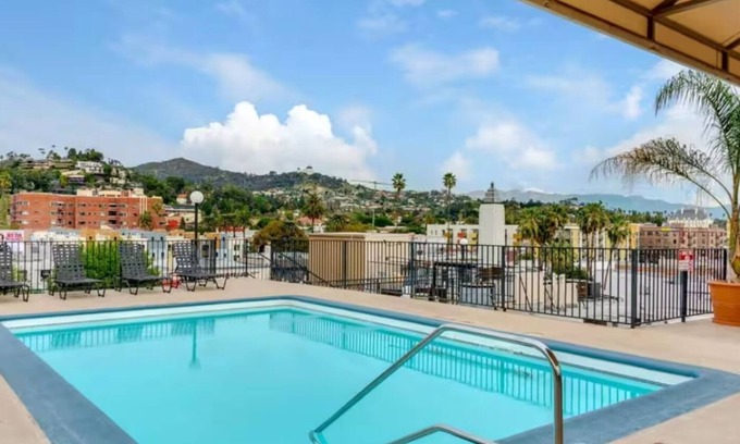 Little Armenia Apartamento | Snazzy 2Bd Apt/ Rooftop Pool with Stunning view of the City & the Hollywood Sign
