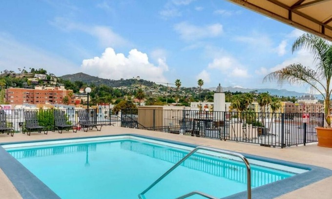 Little Armenia Apartamento | Snazzy 2bed Apt w/Rooftop pool & Hollywood Sign Views