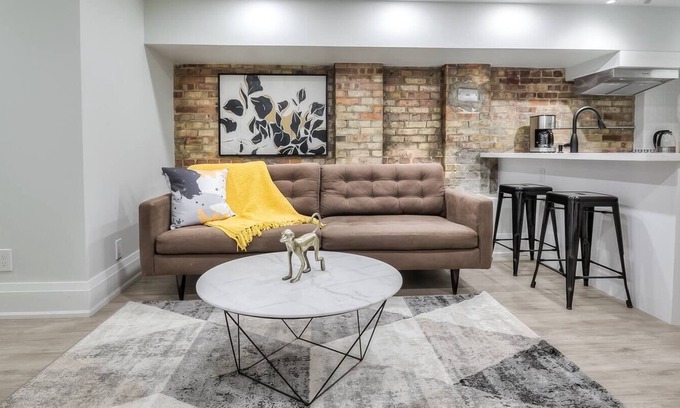 Cabbagetown South Apartamento | Snazzy 2BR Suite near Dundas Square