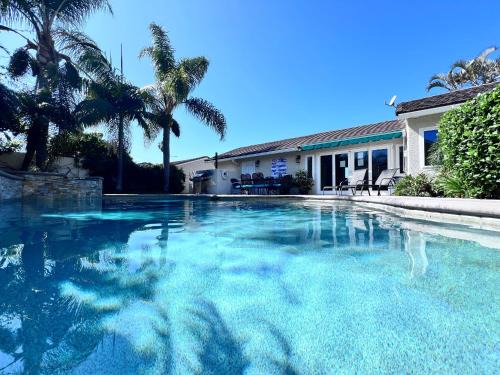 Hermosa Village Casa | Snazzy 6 Bedroom 3 bath pool home 1/2 mile walk to Disney