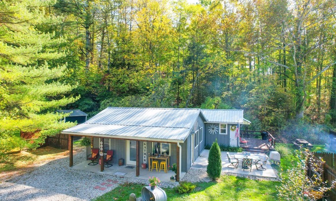 Nashville Cabaña | Snoozy Snail short walk to town! Hot tub! Pet Friendly! Charming!