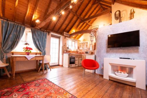 Sudbury Casa | Snow Cottage laid back style with footpaths to a great Macro Brewery Pub
