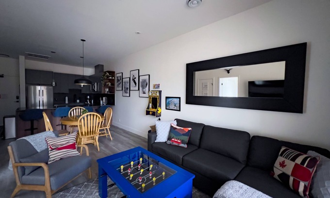 Revelstoke Condominio | Snow Rodeo Suite Abode 2br w/ Private Hot Tub!