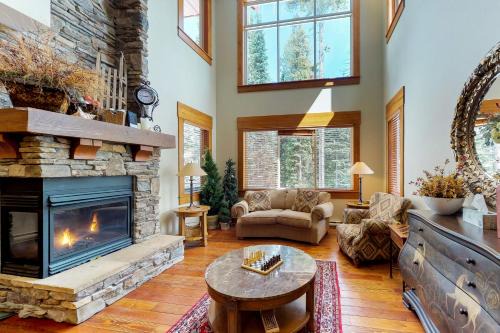 Snow Pine Estates Casa | Snowbanks 3