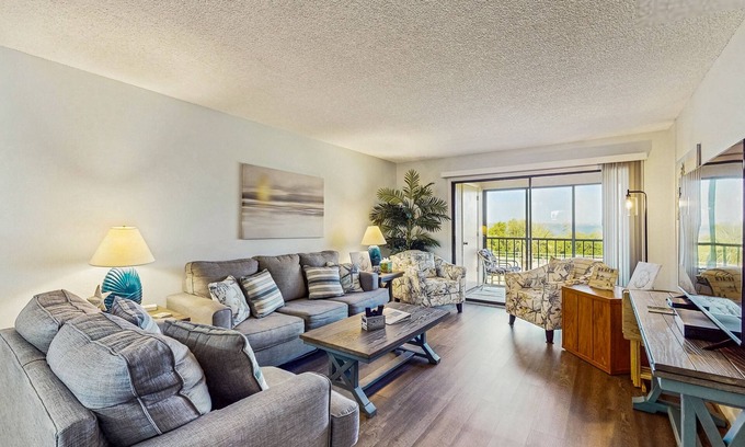 Port Charlotte Condominio | Snowbird-Friendly Condo with Shared Pool, Central AC, & Washer/Dryer
