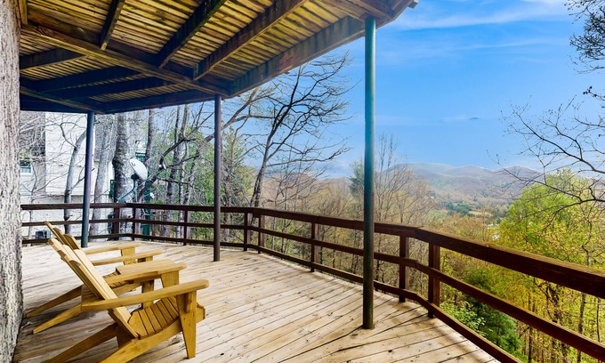 Sky Valley Cabina | Snowbird-friendly cabin with amazing mountain views, porch & central AC