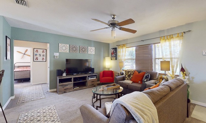 South Bradenton Casa | Snowbird-friendly home with enclosed yard, deck, grill, central AC