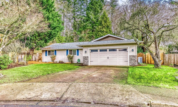 Central Oregon Casa | Snowbird-Friendly Home with Private Washer/Dryer, Fast WiFi, Yard, & A/C