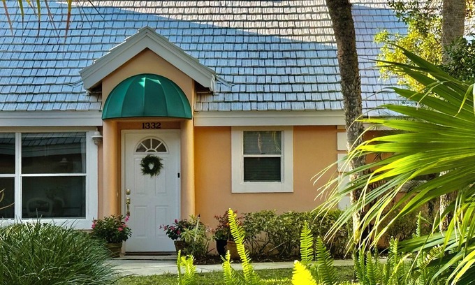 Wabasso Beach Condominio | Vero Beach Charming “Cottage Condo”. Short walk to beach. Free Cleaning!