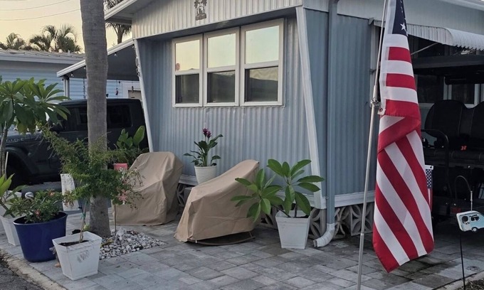Bradenton Casa | Snowbirds welcome just 10 miles from Anna Maria Island.