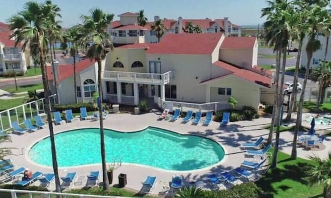 Corpus Christi Casa | Snowbirds Winter Texans Retired Couples Welcome! Heated Pool Hot Tub Gym