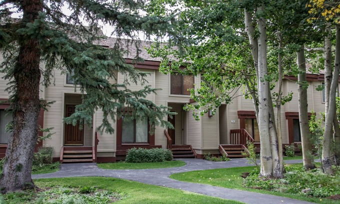Mammoth Lakes Condominio | Snowcreek III 441 Pet-Friendly, BBQ Grill, Updated and On the Snowcreek Meadow by RedAwning