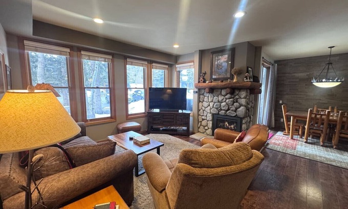 Mammoth Lakes Casa | Snowcreek V, 2/2 Family Fun & Dog-friendly Mountain Retreat!