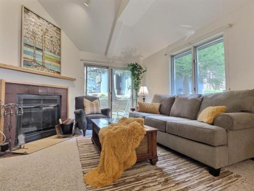 Killington Casa | Snowcub- AC, Pool, Hot tub, Tennis, Grill!