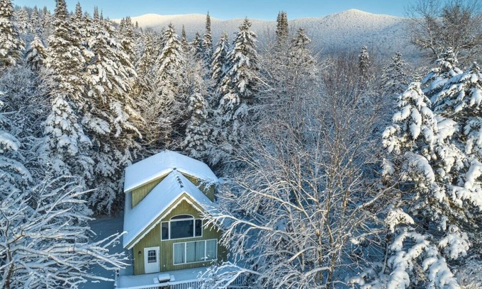 Montgomery Center Casa | SnowDream Chalet - 4 miles from Jay Peak!