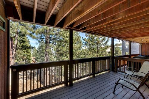 Tahoe Village Apartamento | Snowflake Chalet condo