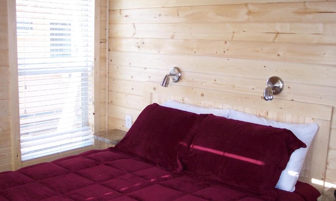 Emigrant Gap Complejo | Snowflower Camping Resort Wheelchair Accessible Cottage 8