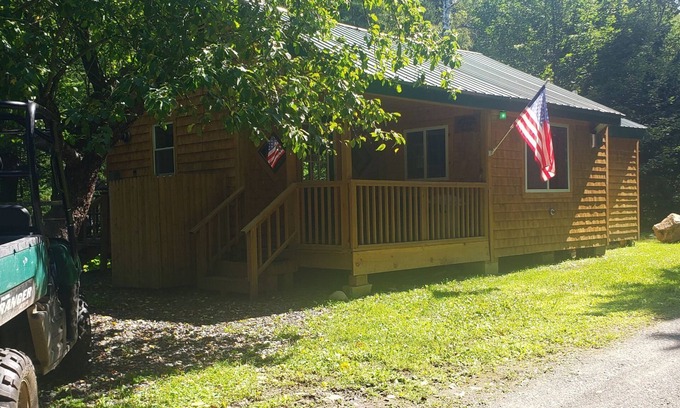 Columbia Cabina | Snowmobilers private cabin, on the trails