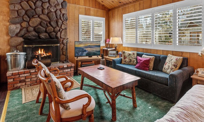 Whispering Forest Cabina | Snowridge - Charming Classic Cabin With A Wood Burning Fireplace And Wifi! 2 Bedroom Cabin