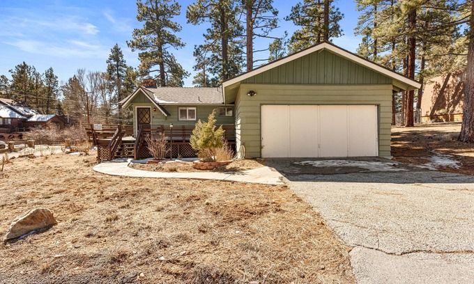 Whispering Forest Cabina | Snowridge - Walk to Oktoberfest & Snow Play, Fireplace, Deck, Barbecue