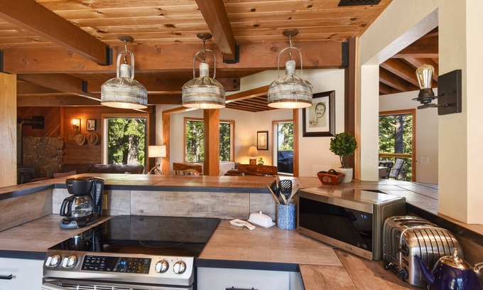 Talmont Casa | Encanto de la ciudad de Tahoe con vistas al lago y Asociación de Propietarios
