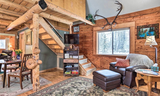 Knik-Fairview Cabina | 'Snowshoe Cabin' w/ Gas Grill: Fish & Hike!