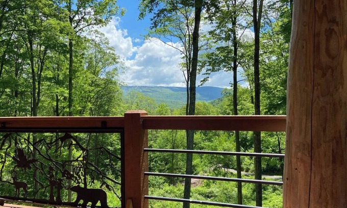 Slatyfork Farm Casa | Snowshoe View Log Cabin | Hot Tub & Mtn Luxury