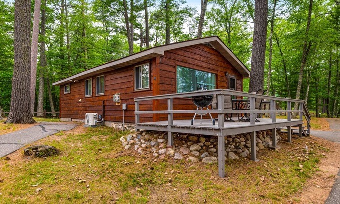 St Germain Cabina | Snowy lake-view cabin with fireplace, full kitchen, TV, dock, & DVD player