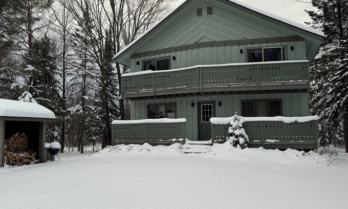 Bessemer Chalet De Esquí | Snowy Summit Ski Chalet- Where Mountain Memories Begin