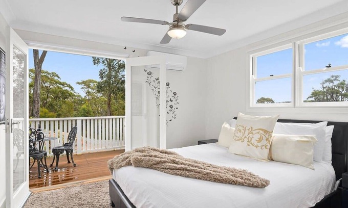 Willow Vale Apartamento | Snug 1-Bed with Charming Deck Seating