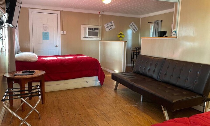 Pottsboro Cabina | Snug 2 Bed Cabin at Mill Creek Marina: Cabin 2