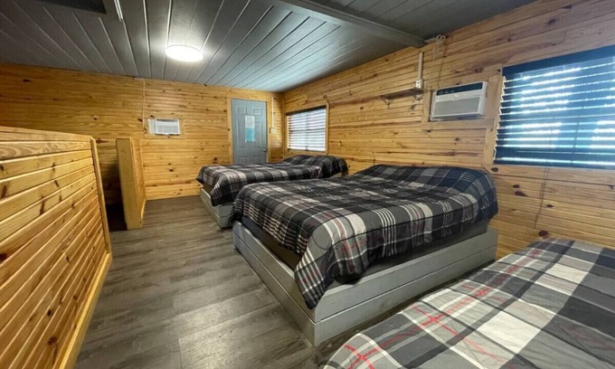 Pottsboro Cabina | Snug 3 Bed Cabin at Mill Creek Marina: Cabin 1
