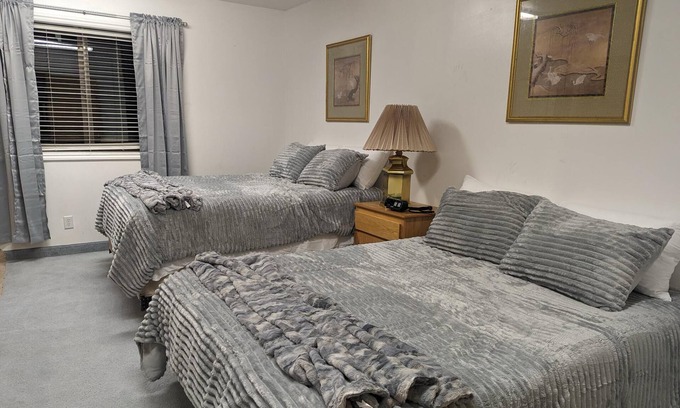 Hot Springs Cabina | Snug and Welcoming Room in Cabin - Room 114
