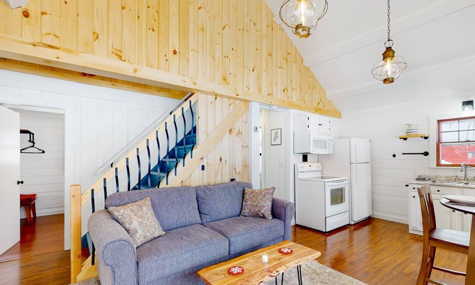 Stratton Cabina | Snug cabin in trees with fireplace & W/D near skiing, hiking, & lake - dogs OK